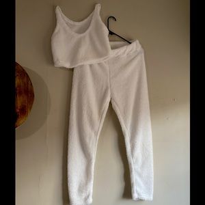 Super cute cozy two piece never been worn (took tags off).She’s a size large.